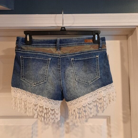 L.E.I. Shorts Womens 9 Denim Jean Camo Crochet Lace Hippie Boho Festival Vtg Y2K - Picture 2 of 11